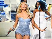Zp�va�ka Sabrina Carpenter.