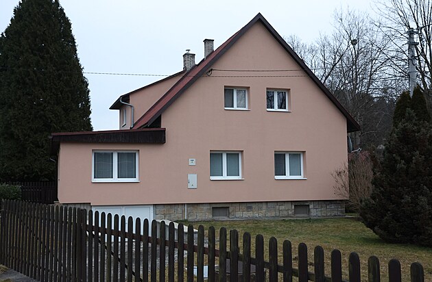 D�m Heleny Ze�ov�. Z prvn�ho patra vypadla.