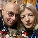 Shopaholic Adel se sv�m p��telem Mrakomorem.