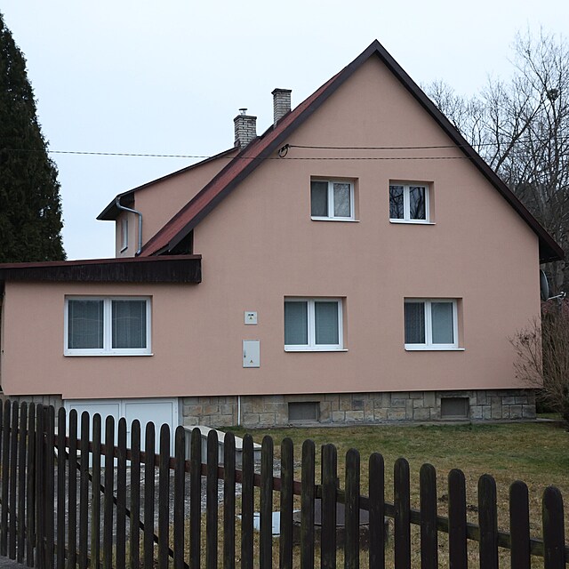 D�m Heleny Ze�ov�. Z prvn�ho patra vypadla.