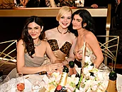 Kylie Jenner, Elle Fanning (uprost�ed) a Monica Barbaro (vlevo) na p�edávání...