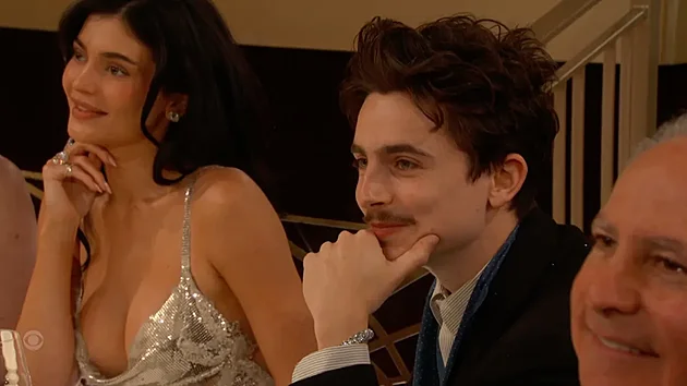 Kylie Jenner a Timoth�e Chalamet na p�ed�v�n� Zlat�ch gl�b�. (5.1. 2025)