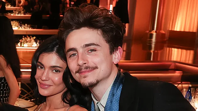 Kylie Jenner a Timoth�e Chalamet na p�ed�v�n� Zlat�ch gl�b�. (5.1. 2025)
