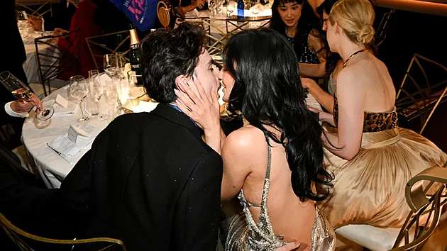 Kylie Jenner a Timoth�e Chalamet na p�ed�v�n� Zlat�ch gl�b�. (5.1. 2025)