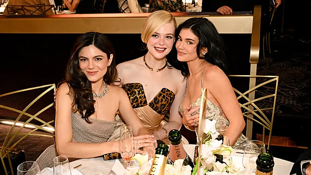 Kylie Jenner, Elle Fanning (uprosted) a Monica Barbaro (vlevo) na pedvn Zlatch glb. (5.1. 2025)