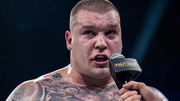 Lukovi Fajkovi rapidn roste popularita. Kvli rvace mu hroz vzen, pat mezi boxerskou elitu