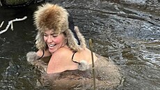 Ta�ána Kucha�ová se otu�uje v �ece