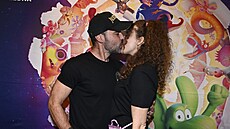 Vá�niv� se spolu líbali.