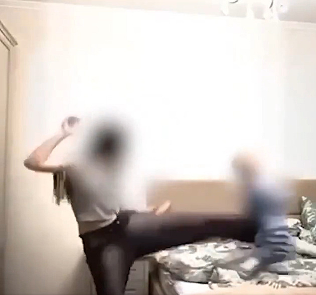 Šokující video z Moskvy: Žena kopla plačící batole a bez lítosti pokračovala v tanci, veřejnost požaduje tvrdé tresty
