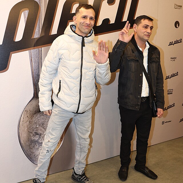 Julius Orako (v ernm) se svm bratrem