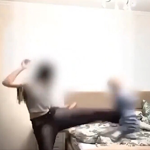 �ena z Ruska si nat��ela jak kope d�t�