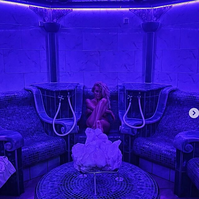 Nah Simona Krainov v saun.