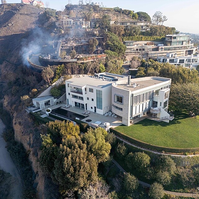 Tom Hanks m�l neuv��iteln� �t�st�. Plameny se zastavily p��mo p�ed jeho s�dlem.
