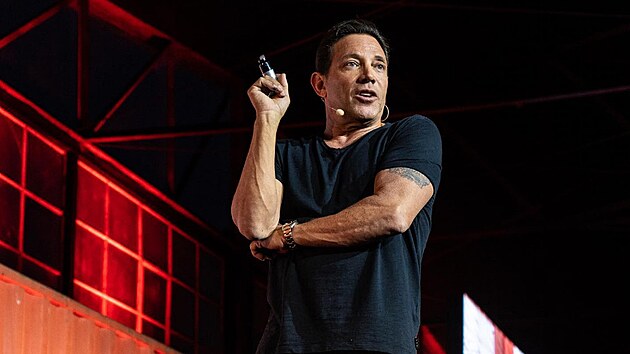 Vlk z Wall Street motivuje lidi na soci�ln�ch s�t�ch. Jordan Belfort milion�m sleduj�c�ch vypr�v� o sv�m kru�n�m �ivot�