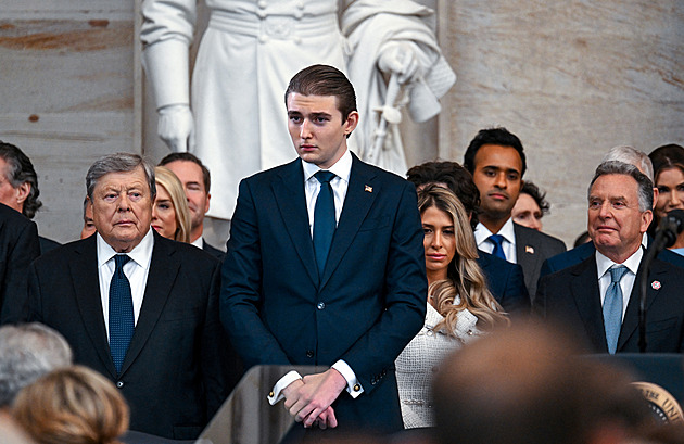 Syn Donalda Trumpa je předmětem vtipných videí. Z Barrona Trumpa si lidé dělají legraci kvůli pokusu o pozdrav s Muskem
