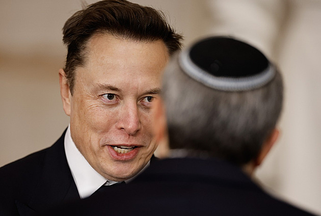 Jak to bylo s Muskovým údajným hajlováním? Cílená provokace, říká politolog