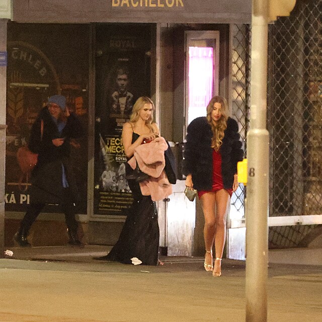 Sabina odch�z� sama, z�ejm� m� doma o �em p�em��let. Tohle vypad� jako ajsn� rozchod.