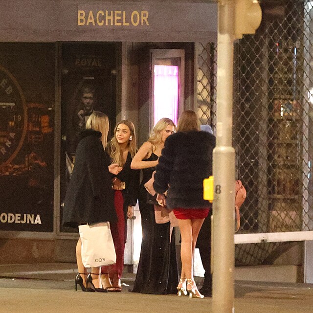 V�t�zka Sabina a finalistky show diskutuj� u vchodu do kina. M�sto romantick�ho z�v�ru ve�era to vypad� na dal�� d�l jejich vlastn�ho dramatu. Jan u� mezit�m zmizel ve v�ru no�n� Prahy.