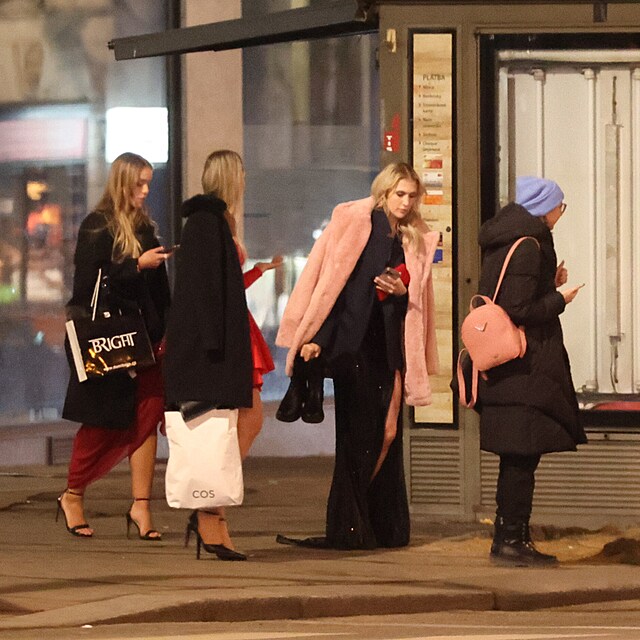 M�sto romantick�ho doprovodu, smutn� �ek�n� na no�n� rozvoz a n�vrat do pr�zdn� postele.