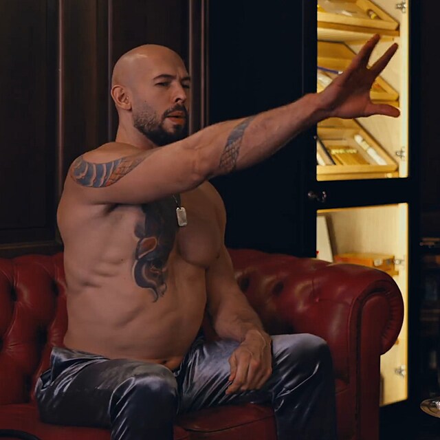 M�li bychom za��t op�t provozovat nacistick� salutov�n�: ��k� Andrew Tate a napodobuje Muskovo zvednut� ruky.