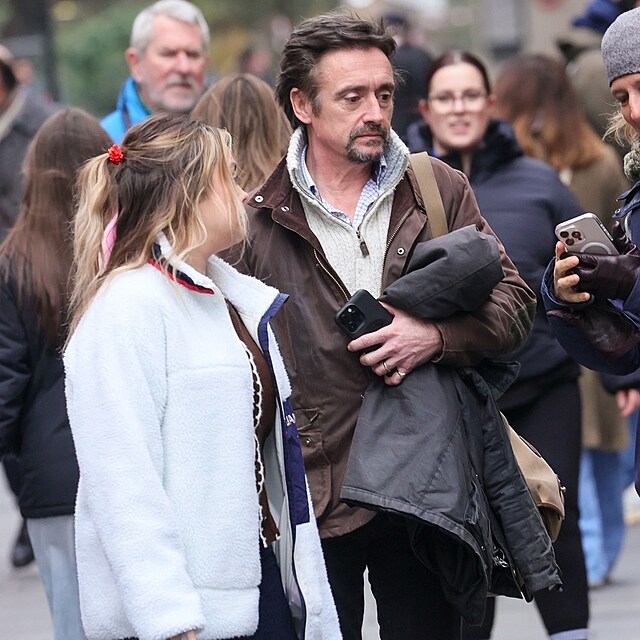 Richard Hammond m�l na proch�zce s dcerou na sob� snubn� prsten.