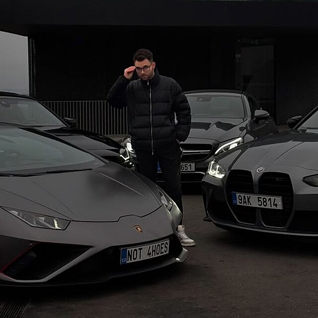 Z kritizovanho tiktokera spnm byznysmenem. Kajumi si koupil Lamborghini,...