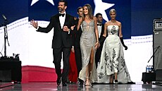 Donald Trump Jr. s Kimberly Guilfoyle zá�ili na pódiu. Kimberly v t�pytivé...