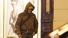 �ermák, sám a zamy�lený, zakon�il sv�j den ve fastfoodu.