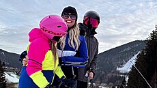 Lucie Borhyová s d�tmi na horách