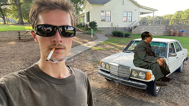 Bizarní tvůrce Jacob Jones: YouTuber se proslavil tím, jak místo práce pije alkohol a kouří cigarety