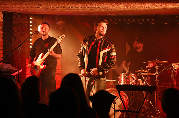 Po třicítce jsem začal používat kosmetiku, ale pořád jsem chlap, říká Hložek