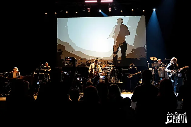 Do �eska doraz� rockov� g�niov�. Nenechte si uj�t koncert Dire Straits Legacy.