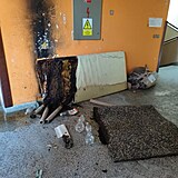 Mlad�ci p�lili v budov� matraci