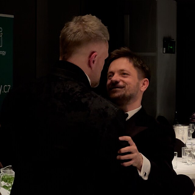 M�dl gratuluje Tau�ovi