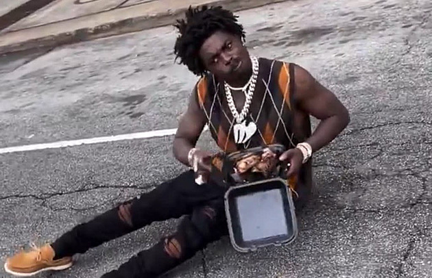 Skončil slavný rapper na ulici? Kodak Black byl nyní zachycen v podivném stavu, jak sedí uprostřed silnice