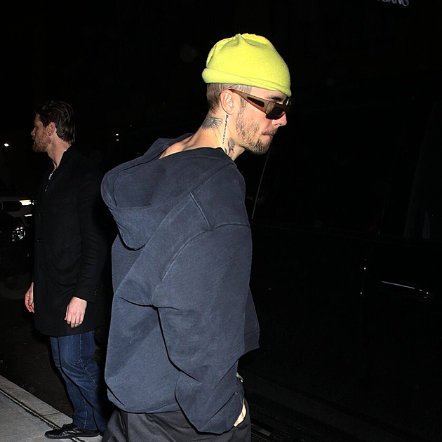 Justin a Hailey Bieber reagují na spekulace o užívání drog. Je jen unavený z práce a syna, říká jejich zástupce