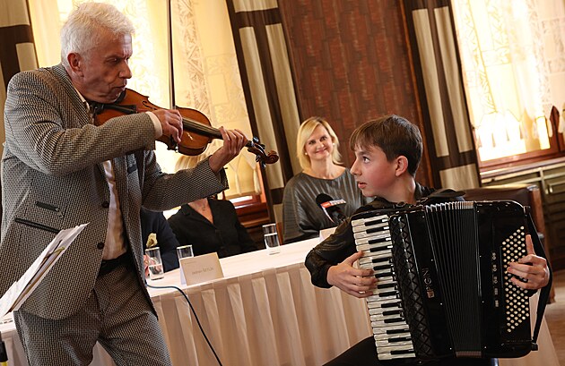 Jaroslav Sv�cen� je vzorem pro mlad�ho Jaroslava, jen� hraje na akordeon