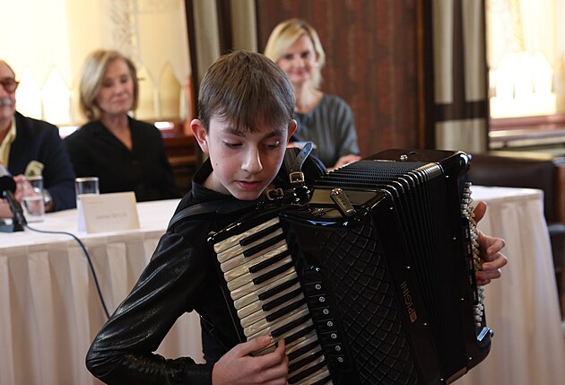 Jaroslav Sv�cen� je vzorem pro mlad�ho Jaroslava, jen� hraje na akordeon