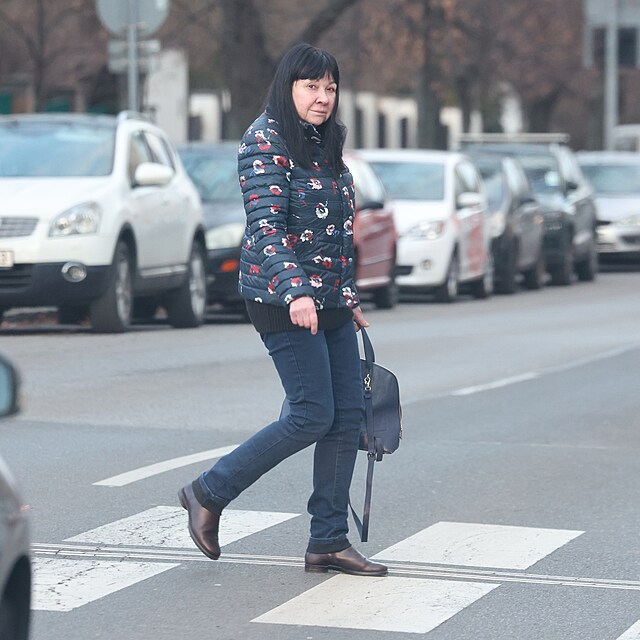 Patrasov� p�ech�z� ulici s unaven�m pohledem.