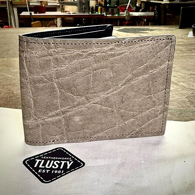 Bra�n��stv� Tlust� nab�z� pen�enky ze slona africk�ho. Pr� je to v po��dku, proto�e je p�emno�en.