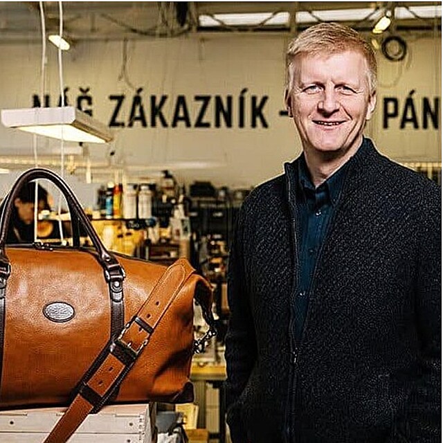 Bra�n��stv� Tlust� nab�z� pen�enky ze slona africk�ho. Pr� je to v po��dku, proto�e je p�emno�en.