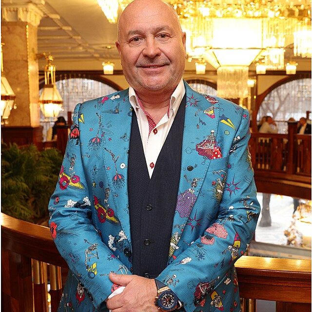 Michal David a jeho divok� styl. Sako s kostlivci a hodinky za milion!