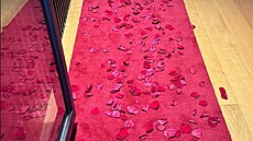 Radek Ka�párek p�ichystal man�elce romantické p�ivítání.