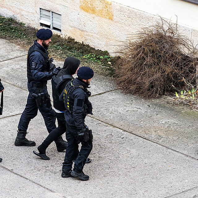 Policie zadr�ela �estn�ctilet�ho mlad�ka podez�el�ho ze dvou vra�d