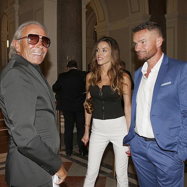 Karol�na Ludv�kov� a Richard Kettner s podnikatelem Leo Ber�nkem