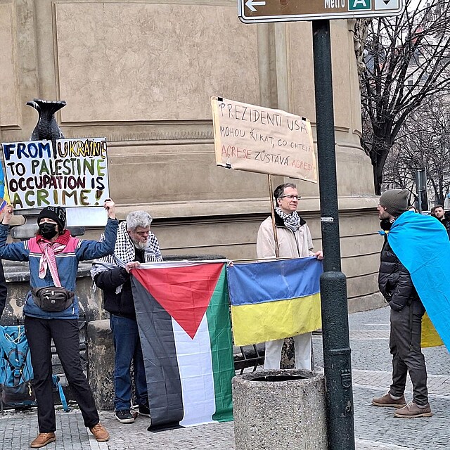 Pavel �i�insk� se svou propalestinskou skupinkou na demonstraci za Ukrajinu