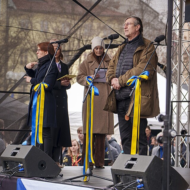 V�clav Vydra na demonstraci za Ukrajinu ozna�il Rusko za zemi b�du, zmaru a chlastu.