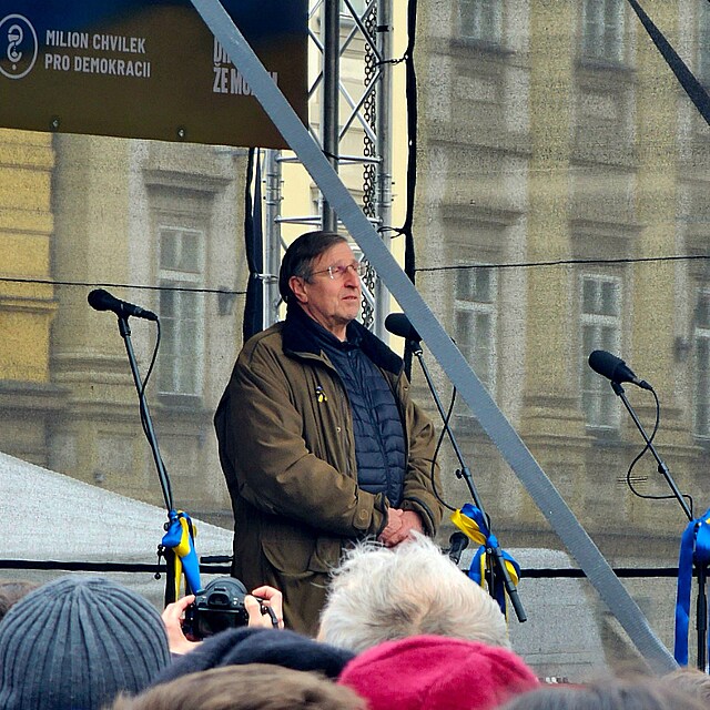 V�clav Vydra na demonstraci za Ukrajinu ozna�il Rusko za zemi b�du, zmaru a chlastu.