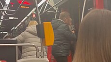 �idi� tramvaje napadl Ukrajince dr��c�ho d�t� v n�ru�i. Nem� pr�vo b�t v t�to zemi, k�i�el na n�j