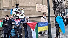 Pavel �i�inský se svou propalestinskou skupinkou na demonstraci za Ukrajinu.